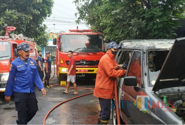 Petugas pemadam kebakaran saat berupaya memadamkan api yang bersumber dari dalam mobil (Foto: PPK Kabupaten Malang for MalangTIMES)