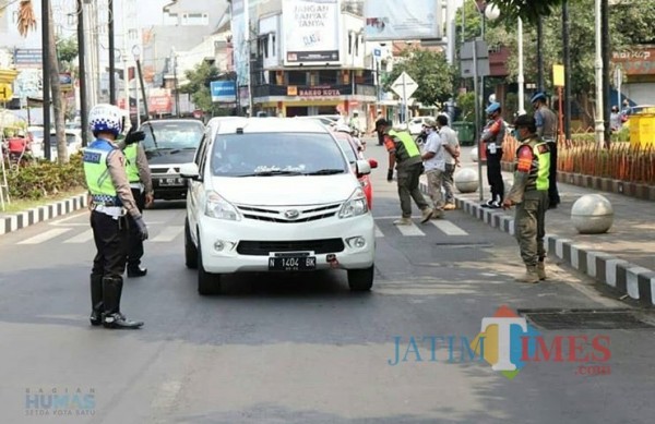 Petugas saat melakukan operasi gabungan di Alun-Alun Kota Batu. (Foto: Irsya Richa/MalangTIMES)