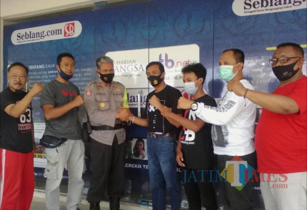 Poto bareng polisi dengan jurnalis setelah saling memaafkan (Nurhadi Banyuwangi Jatim Times)