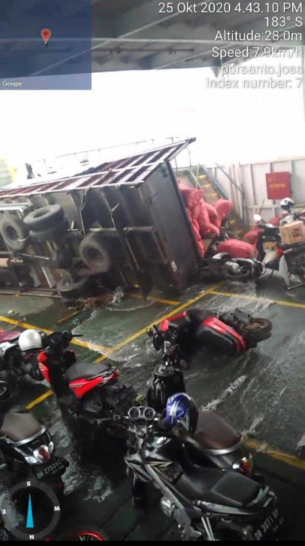 Screenshot video kapal ferry dihantam ombak. (Foto: Dokumen JatimTIMES)