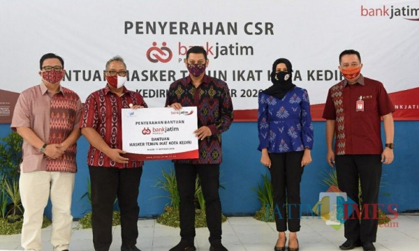 Wali Kota Kediri Abdullah Abu Bakar menerima bantuan CSR.(ist)
