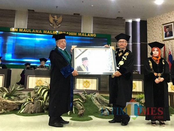 (dari kiri) Prof Imam Suprayogo saat menerima pemberian puisi dari Rektor UIN Malang Prof Haris. (Foto: Ima/MalangTIMES)