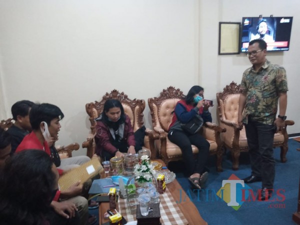Wakil Ketua DPRD Kabupaten Tulungagung Adib (berdiri) saat menemui perwakilan mahasiswa. (Joko Pramono/Jatim TIMES)