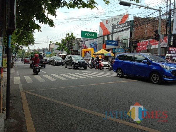 Arus lalulintas di kawasan Dinoyo menuju Batu, nampak ramai lancar (Anggara Sudiongko/MalangTIMES)