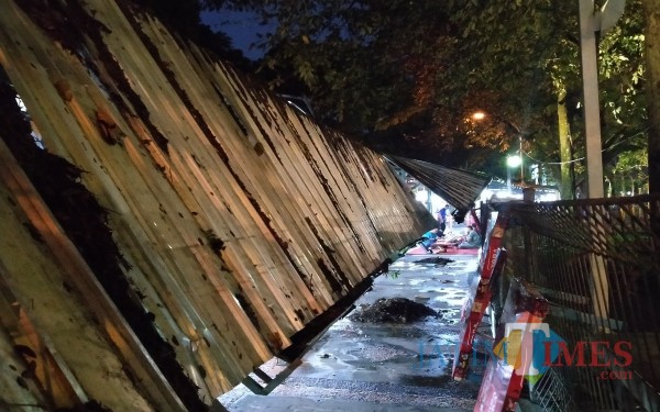 Kondisi atap pada lokasi lesehan pujasera Sriwijaya yang ambruk (Anggara Sudiongko/MalangTIMES)