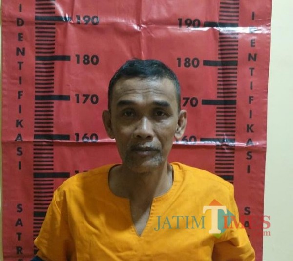 Nur Ahmad mantan Kepala Desa Pondok Dalem saat diamankan di Mapolsek Semboro (foto : istimewa / Jatim TIMES)