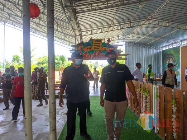 Pjs Bupati Blitar Budi Santosa memimpin patroli di tempat wisata. (Foto : Aunur Rofiq/BlitarTIMES)