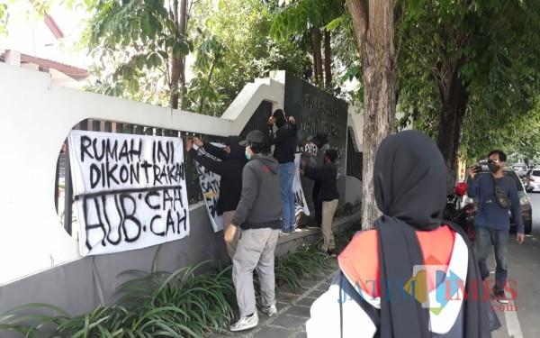 Puluhan mahasiswa yang tergabung dalam AMTB demo di depan rumah kosong wabup / Foto : Istimewa / Tulungagung TIMES