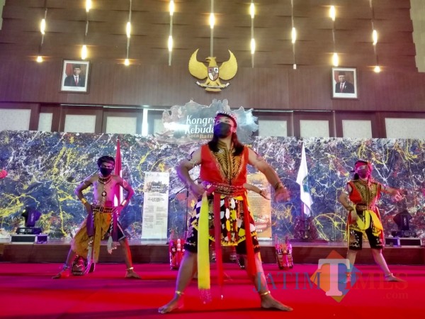 Salah satu tarian tradisional dari Kota Batu yang ditarikan di Graha Pancasila, Rabu (28/10/2020).