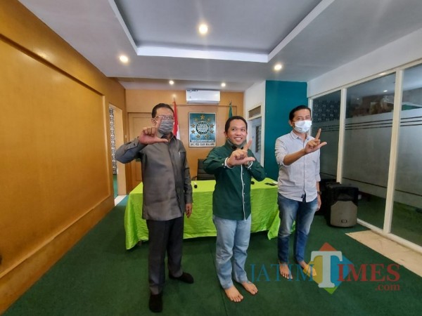 Thoriqul Haq (berbaju hijau) usai menggelar konferensi pers di Kantor DPC PKB Kabupaten Malang, Rabu (28/10/2020). (Foto: Tubagus Achmad/ MalangTIMES)