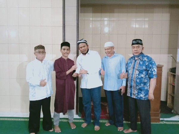 Wakil Ketua Fraksi PKS, Rokhmad (tengah) saat memberikan apresiasi pada salah satu santri dalam peringatan Sumpah Pemuda 28 Oktober 2020. (Foto: Istimewa).