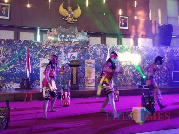tarian-tradisional-dari-Kota-Batu-yang-ditarikan-di-Graha-Pancasila-181deecad6e1c7f6c.jpg