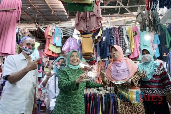 Calon Bupati Malang, Lathifah Shohib saat menyapa pedagang di salah satu pasar tradisional di Kabupaten Malang. (Foto: Dok. Malang Bangkit)
