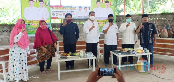 Deklarasi 6 Komunitas All out Menangkan Yuriz di Lapangan Futsal Rejosari Glagah Banyuwangi Nurhadi Jatim Times