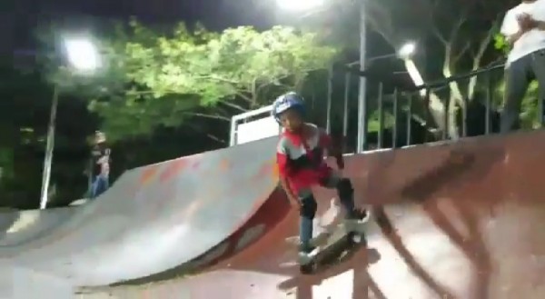 Joko saat berlatih skateboard. (screenshot video Instagram @bolangsk8school)
