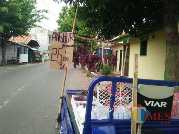 Lapak buah anggur milik salah satu pedagang, Rahman (41). (Foto: Mabrur/ProbolinggoTimes)
