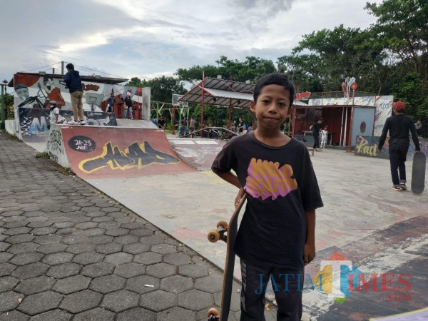 Muhammad Maulana Malik Ibrahim atau Joko saat akan latihan skateboard (Hendra Saputra)