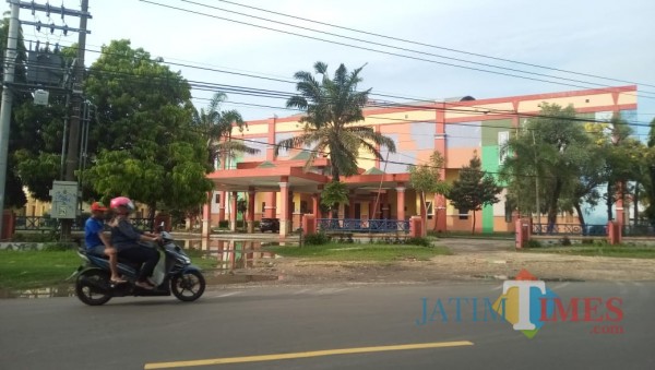 Tampak, seorang pengendara Roda Dua saat melintas di depan Gor Saka Bangkalan (Foto/ Redaksi JatimTIMES)