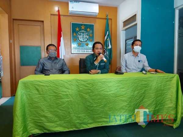 Thoriqul Haq (tengah) saat konferensi pers di Kantor DPC PKB Kabupaten Malang bersama Ali Ahmad (kiri), Rabu (28/10/2020). (Foto: Tubagus Achmad/MalangTimes)
