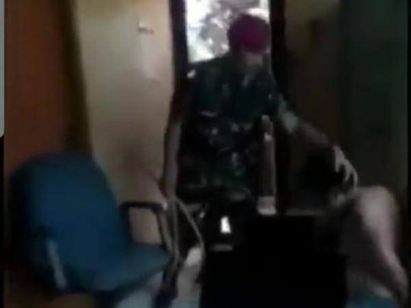 Viral Marinir tangkap pelaku begal sepeda (Foto: screenshot)
