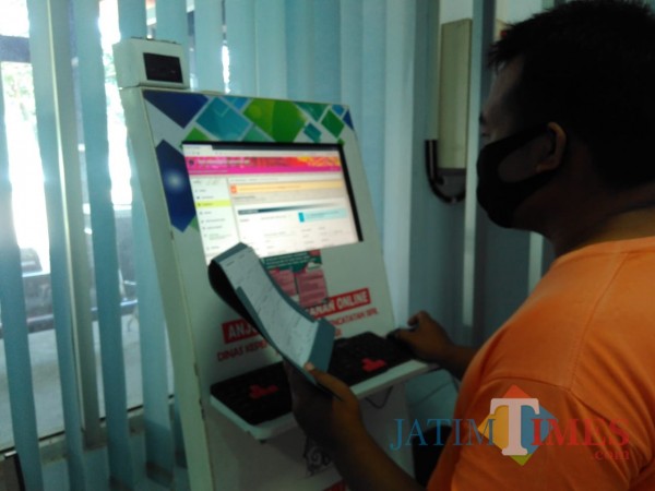 Warga Kabupaten Blitar tetap bisa mengakes layanan kependudukan di masa libur panjang melalui layanan online