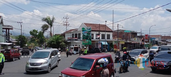 Arus lalu lintas di simpang Pendem Kecamatan Junrejo, Jumat (30/10/2020). (Foto: Irsya Richa/MalangTIMES)
