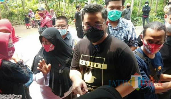 Calon Bupati Kediri Hanandhito Himawan Pramono melakukan blusukan di pasar (Eko Arif S/ JatimTIMES)