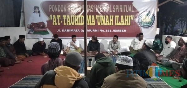 H. Abdussalam (Cak Salam) saat bertemu dengan guru Ngaji (foto : M. Ali Makrus / Jatim TIMES)