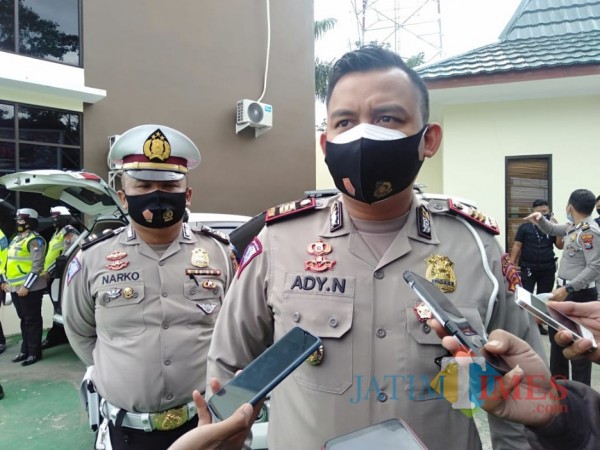 Kasat Lantas Polres Malang, AKP Ady Nugroho saat ditemui awak media di Pos Lalulintas Karanglo, Jumat (30/10/2020). (Foto: Dok. JatimTimes)