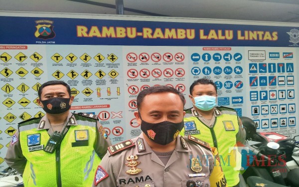 Kasatlantas Polresta Malang Kota, AKP Ramadhan Nasution (tengah) (Anggara Sudiongko/ MalangTIMES)