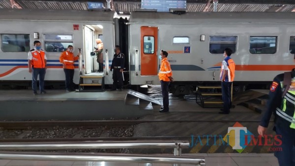 Kedatangan kereta api di Stasiun Jombang. (Foto : Adi Rosul / JombangTIMES)