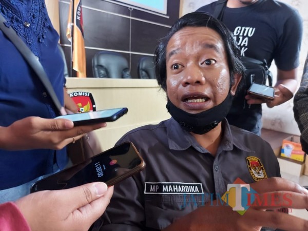 Koordinator Divisi Sosialisasi Pendidikan Pemilih dan Sumber Daya Manusia KPU Kabupaten Malang Marhaendra Pramudya Mahardika. (Foto: Tubagus Achmad/MalangTimes)