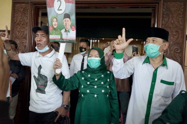 Paslon Lathifah Shohib-Didik Budi Muljono (LaDub) saat bersama pendukungnya (Foto: Dok. Malang Bangkit)