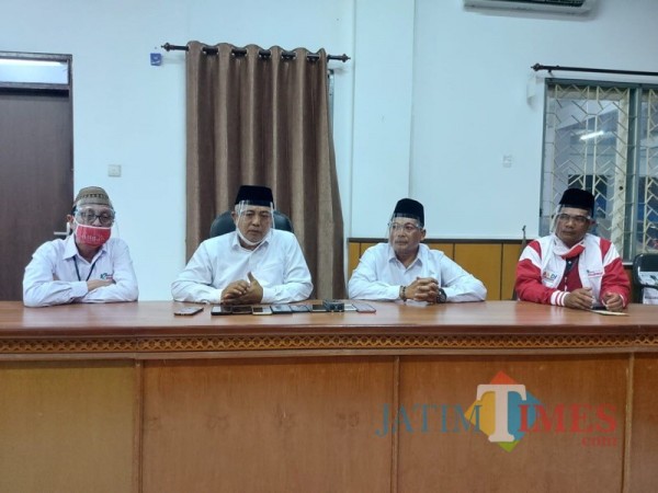 Paslon SanDi (Sanusi-Didik Gatot Subroto) nomor urut 1 (tengah) saat sesi jumpa pers usai menjalani debat publik perdana. (Foto : Tubagus Achmad / MalangTIMES)