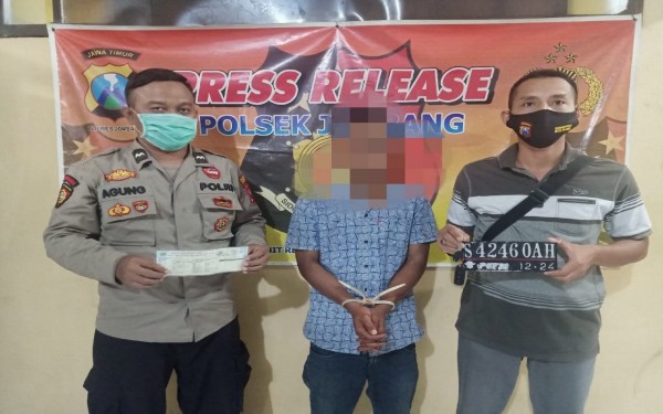 Pelaku saat diamankan anggota Polsek Jombang Kota. (Istimewa)