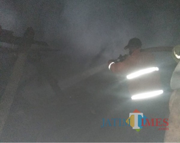 Petugas saat berupaya memadamkan kebakaran di gudang dupa milik Sodikin (Foto : Istimewa)