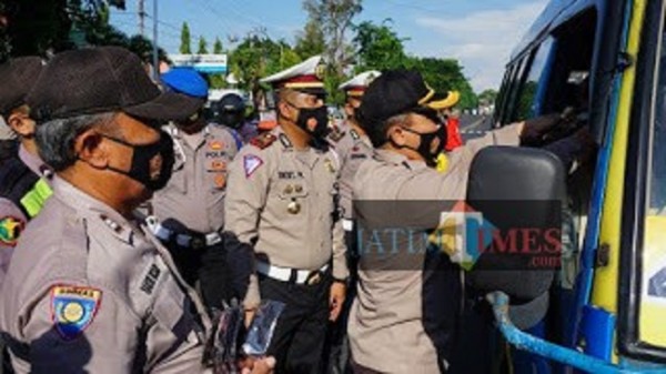 Satlantas Polres Probolinggo saat bagikan 300 masker kepada pengguna jalan yang melintas. (Foto: Mabrur/ProbolinggoTimes)