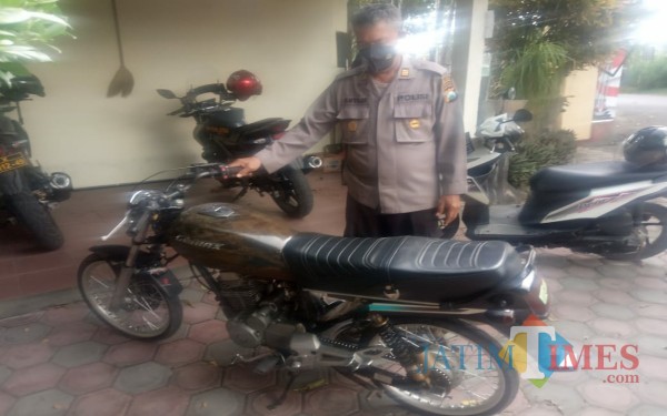 Sepeda motor milik RZ berada di Mako Polsek Sumbergempol, di amankan petugas / Foto : Dokpol / Tulungagung TIMES