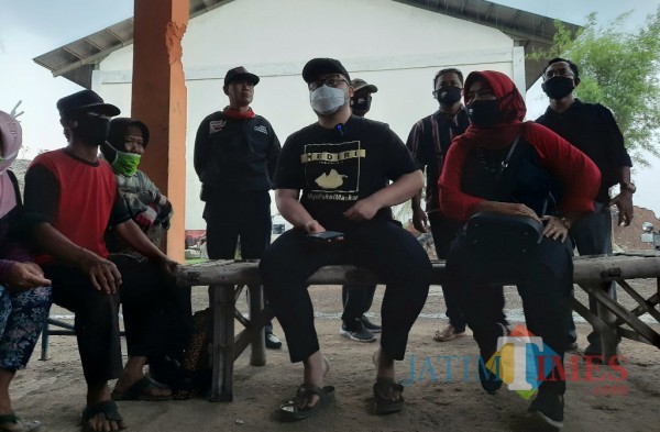 Calon bupati Kediri Hanandhito Himawan Pramono melakukan kampanye di TPA Sekoto.(eko arif s/Jatimtimes)