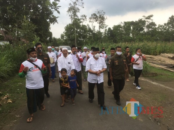 Calon Bupati Malang dari paslon SanDi nomor urut 1, Sanusi (tengah, masker putih) ketika menyapa warga saat berkampanye (Foto : Ashaq Lupito / MalangTIMES)