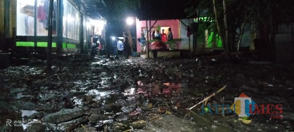 Kondisi rumah warga pasca diterjang banjir (Foto: Abror Rosi/JatimTimes)
