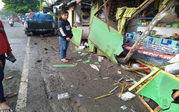 Kondisi warkop usai ditabrak mobil Ford Ranger. (Foto: Istimewa)