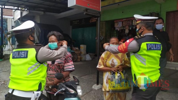 Petugas Satlantas yang melakukan Operasi Zebra Semeru hingga ke pasar (Anggara Sudiongko/MalangTIMES)