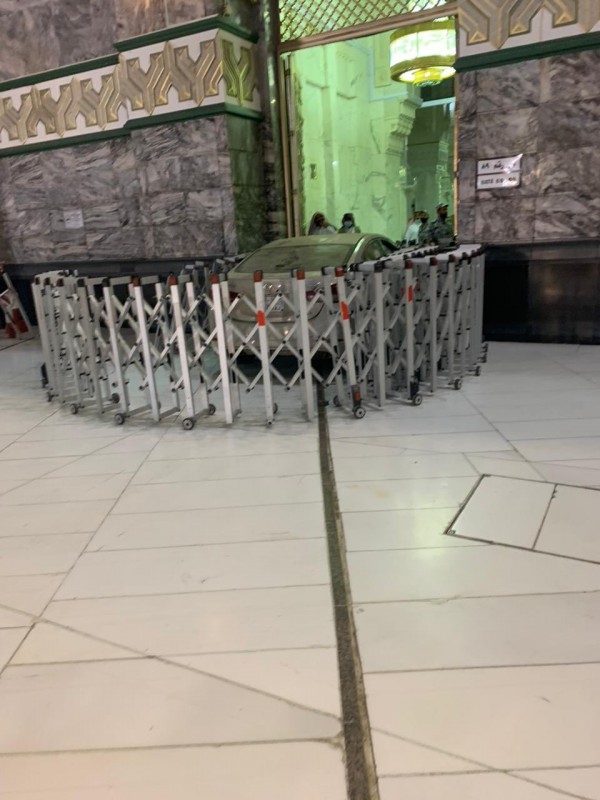 Potret sebuah mobil yang nyelonong masuk ke kawasan Masjidil Haram (Istimewa).
