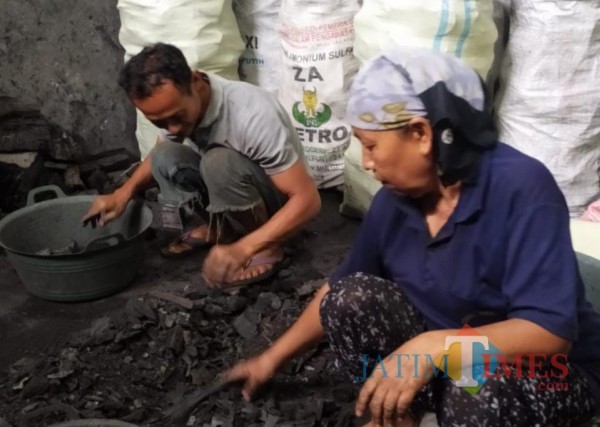 Produsen Arang Kayu Desa Wringinrejo kecamatan Gambiran Banyuwangi Nurhadi Banyuwangi Jatim Times