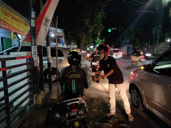 Proses bagi nasi bungkus oleh pemuda GEN 8 Kelurahan Merjosari Kecamatan Lowokwaru Kota Malang. (Foto: GEN 8)