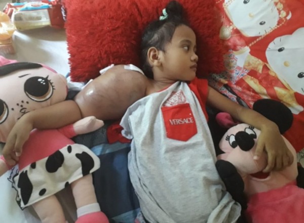 Syafa berjuang melawan kanker yang menggerogoti tubuhnya,Ia berharap sembuh dan bersekolah kembali