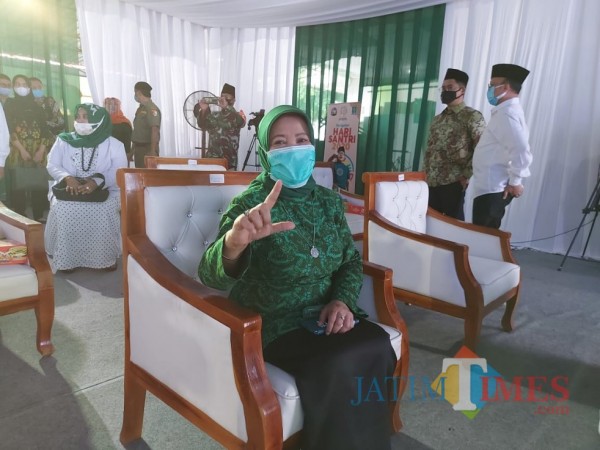 Calon bupati Malang Lathifah Shohib saat menunjukkan salam dua jarinya kepada awak media. (Foto: Tubagus Achmad/MalangTimes)