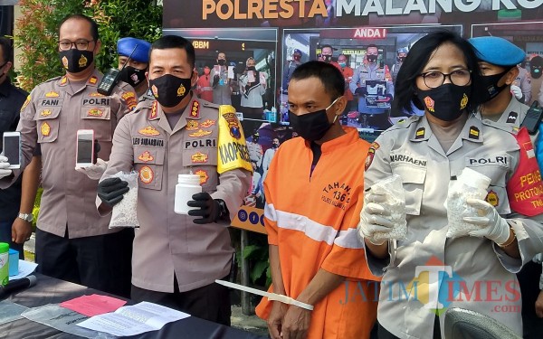 NK (baju orange), kurir 3000 dobel L yang tertangkap oleh petugas Polsek Klojen (Anggara Sudiongko/MalangTIMES)