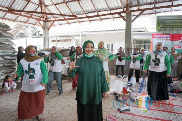 Calon bupati Malang nomor urut dua Lathifah Shohib saat bersama pendukungnya di Kecamatan Bantur. (Foto: Dok. Malang Bangkit)